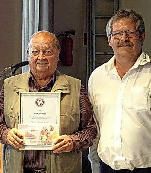 Fr 50 Jahre als Schiedsrichter wurde ...(links) von Wilfried Pertschy geehrt.   | Foto: Bezirk