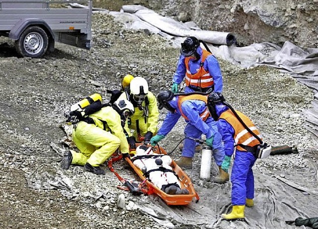 Rettungskrfte legen vor Zutritt in de...uftgerte an;Quelle: Pressefoto Roche  | Foto: Rolf Reimann