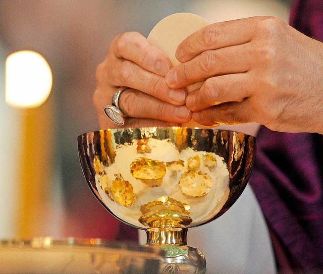 Die Eucharistie mit Protestanten ist i...katholischen Kirche hchst umstritten.  | Foto: dpa