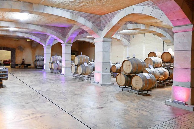 Im neuen Barriquekeller der WG Oberbergen werden auch Weinproben stattfinden.  | Foto: Gerold Zink