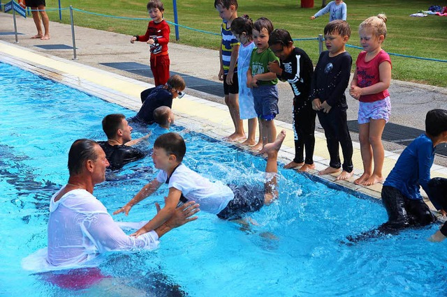 Schon in der vierten Schwimmkursstunde...omas Awe &#8211; in voller Bekleidung.  | Foto: Eva Korinth