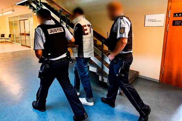Christian L. wird am ersten Prozesstag von Justizbeamten abgeführt. | Foto: dpa Christian L. wird am ersten Prozesstag von Justizbeamten abgeführt. | Foto: dpa