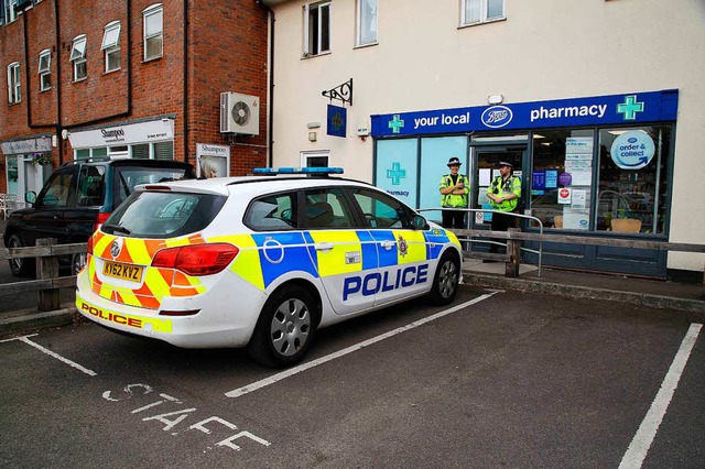 Polizei vor einer Apotheke in Amesbury bei Salisbury  | Foto: AFP