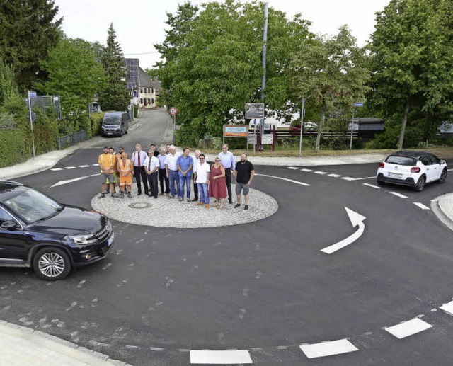 Gestern Mittag ist der neue Kreisverkehr eingeweiht worden.   | Foto: Ingo Schneider