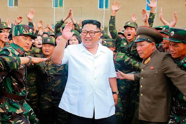 Nordkoreas Machthaber Kim Jong-un lsst sich von seinen Militrs feiern.   | Foto: afp