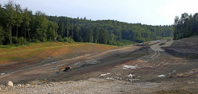 Im Bereich der Autobahnbaustelle im Ab...eite). Der Hang wird derzeit saniert.   | Foto: Perta Wunderle