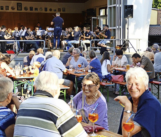 <BZ-FotoAnlauf>Musik im Park in Hausen...ebelmusik bei ihrem Hock am Pavillon.   | Foto: Edgar Steinfelder