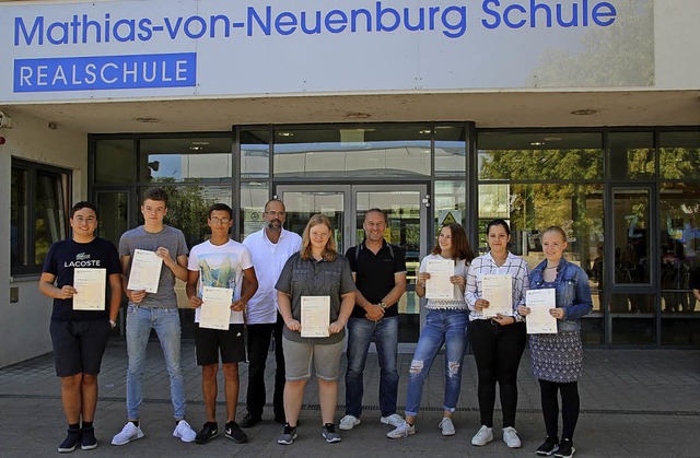 Die  Schler mit ihren  Diplomen, ihre... Maresch und  Rektor Thomas Vielhauer   | Foto: Mathias-von-Neuenburg-Schule