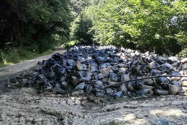 Landwirt muss Plastikfetzen am Mauracher Berg beseitigen
