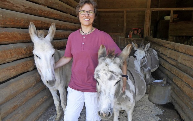 Tina Gwildies mit  zwei ihrer Lieblinge, den Eseln Isaak und Benjamin   | Foto: Anne Freyer