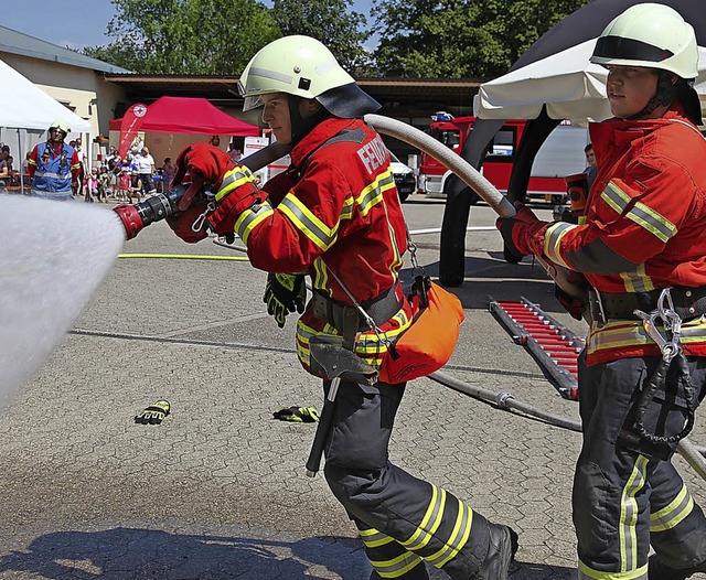 Vorfhrung des Lschangriffs durch die...chstetten/Umkirch  beim Feuerwehrhock   | Foto: Horst David