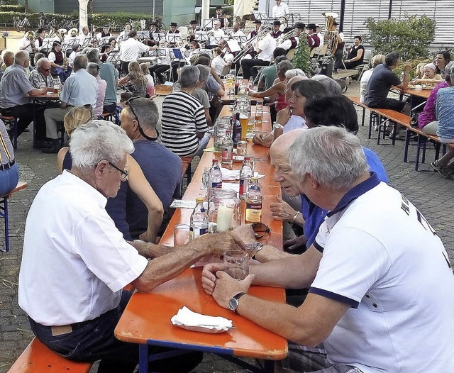 Open Air auf dem Stegener Dorfplatz: D... traditioneller Blasmusik eingeladen.   | Foto: Volk