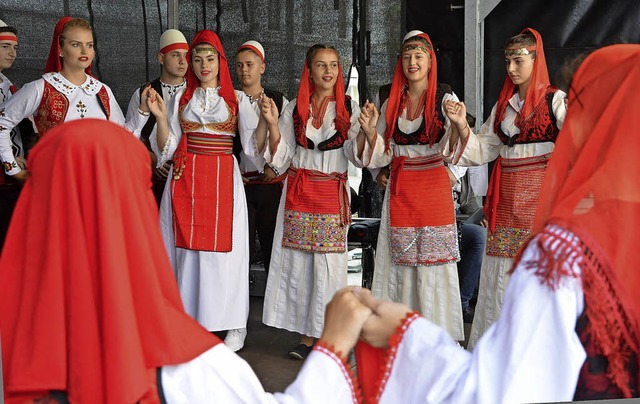 Die albanische Tanzgruppe Shota ist auch wieder dabei.   | Foto: Barbara Ruda