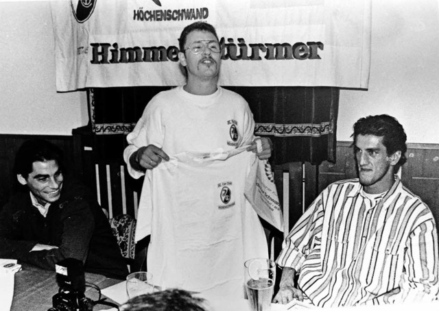 Udo Paasch (Mitte) berreicht  den SC ...melsstrmer im Jahr 1995 ein T-Shirt.   | Foto: Repro: Stefan Pichler