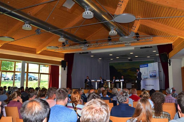 Rund 200 Besucher kamen zum BZ-Kandidatentalk in Bernauer Kurhaus.  | Foto: Christian Herr