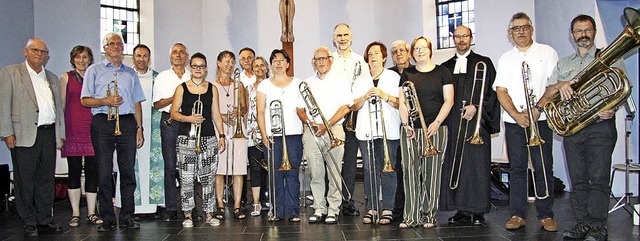 Der Bezirks-Posaunenchor  mit Dekan Ge...se: Karlfrieder Walz und Rita Sprich.   | Foto: Walter Bronner