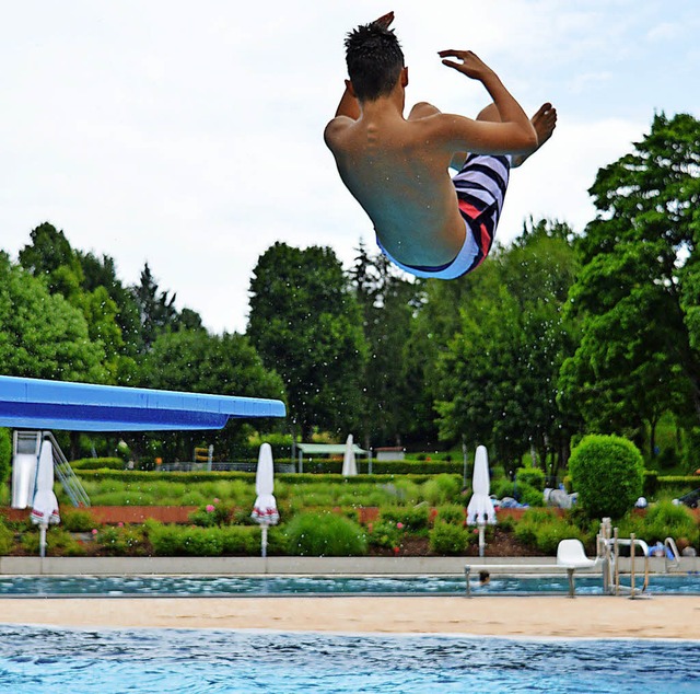 Mehr als nur Abkhlung: Beim Schwimmba... ist im Terrassenbad einiges geboten.   | Foto: Symbolfoto: Lena Marie Jrger
