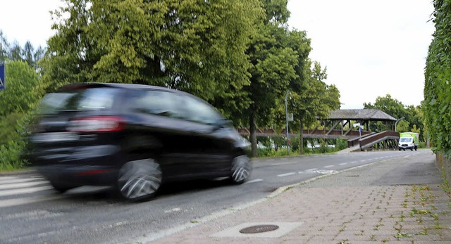 An der Hermann-Fischer-Allee in Donaue...rsteg ein Blitzer installiert werden.   | Foto: Jens Wursthorn