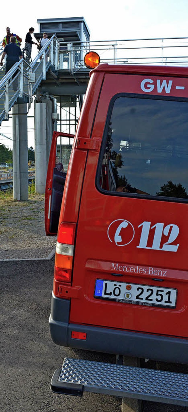 Die Haltinger Wehr musste schon wieder...anden aus dem Lift am Steg  befreien.   | Foto: Lauber