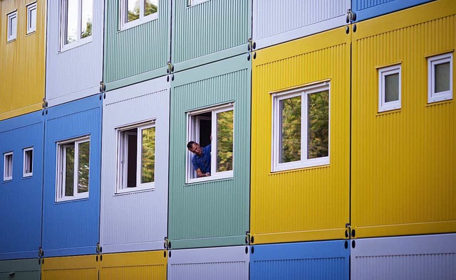 Letzte Arbeiten erledigt ein Hausmeist...terkunft fr Flchtlinge. (Archivbild)  | Foto: dpa