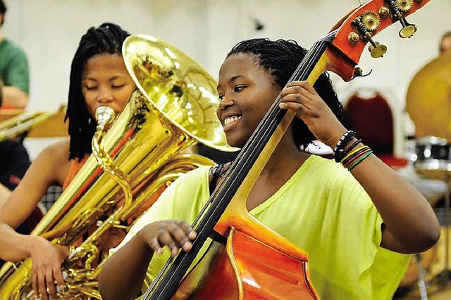 Sie spielen auch fr Nelson Mandela: Musikerinnen des Miagi-Orchesters  | Foto: Kai Bienert