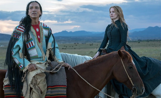 Catherine  (Jessica Chastain) mit Siou...ptling Sitting Bull (Michael Greyeyes)  | Foto: foreman/tobis