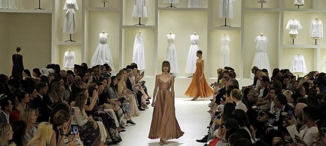 Szene aus der Schau von Dior   | Foto: dpa/AFP (3)