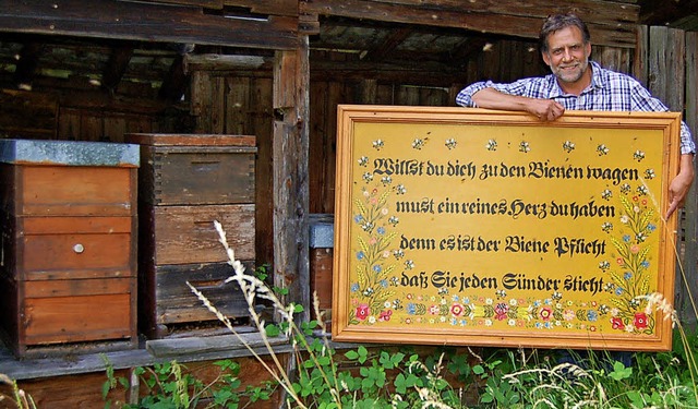 Hans-Peter Wei vom Imkerverein Glottertal  mit einer historischen Schautafel   | Foto: Ringwald/adobe.com