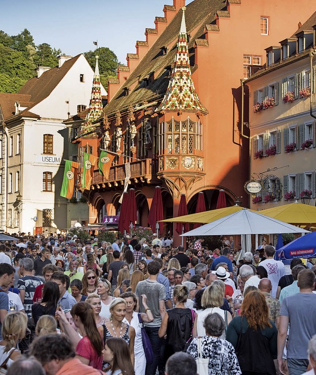 Beliebter Treffpunkt:    das Freiburger  Weinfest auf dem Mnsterplatz    | Foto: FWTM/Polkowski