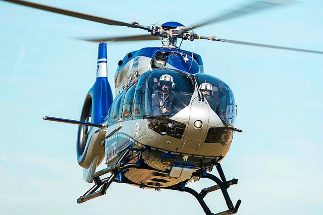 Auch Hubschrauber sind im Einsatz.  | Foto: dpa