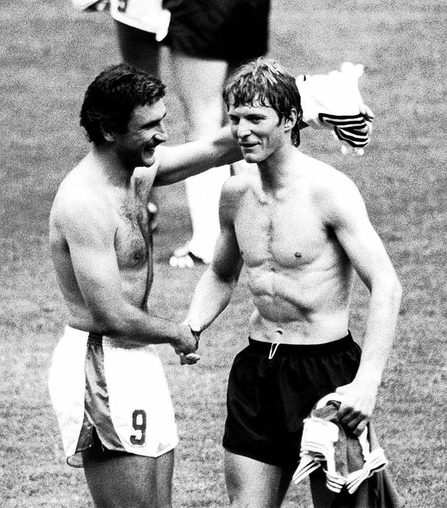 Der Deutsche Karl-Heinz Frster (recht...ach dem WM-Gruppenspiel in Gijn 1982.  | Foto: Steve Crisp