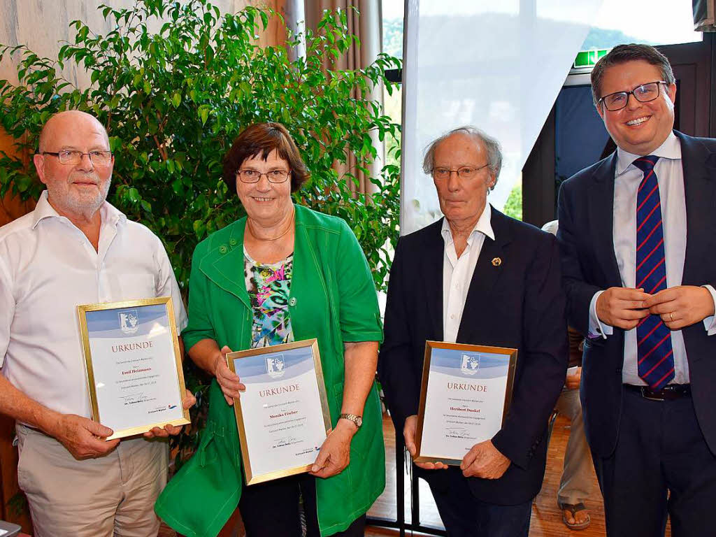 Fr ihr besonderes ehrenamtliches Engagement wurden v.l.n.r. Emil Heizmann, Monika Fischer und Heribert Dunkel von Brgermeister Tobias Benz geehrt (rechts im Bild).