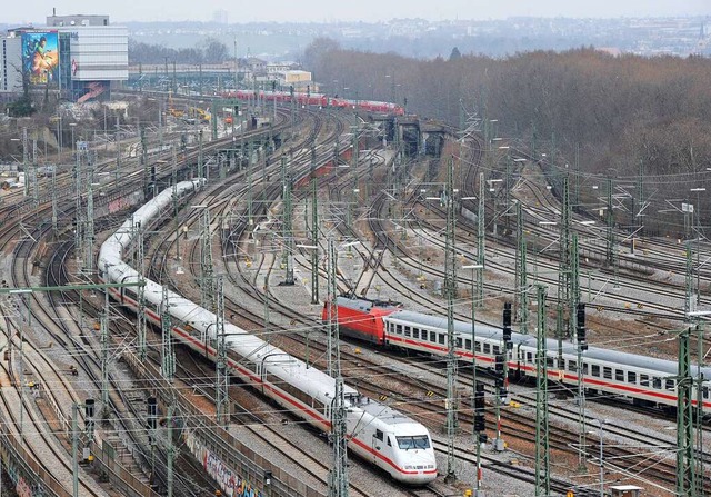 In Stuttgart liegen viele Gleise oberirdisch &#8211; noch.  | Foto: dpa