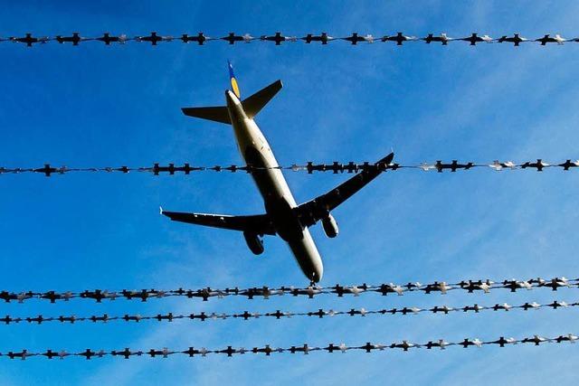Verspteter Fluggast springt ber Airport-Zaun – 500 Euro Strafe
