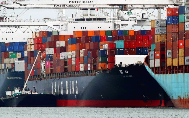 Containerschiffe liegen an einem Pier im Hafen von Oakland.  | Foto: dpa