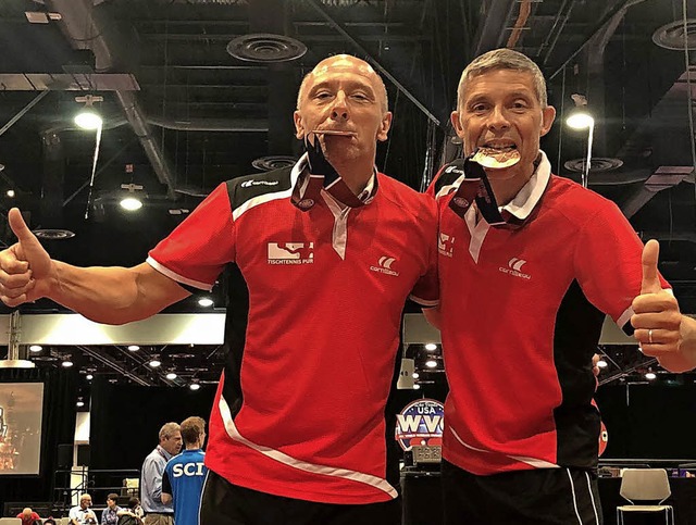 Stolz und zufrieden mit der Medaille: ...(links) und Achim Stoll in Las Vegas.   | Foto: Verein