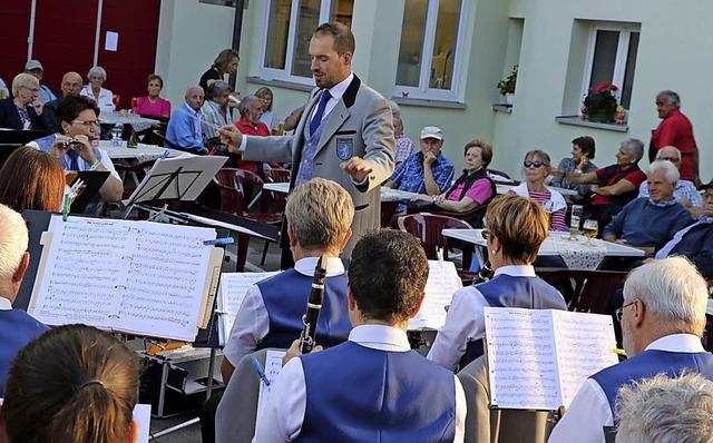 Dynamisch und frohgemut fhrt Daniel Weier den Taktstock bei der Stadtmusik.  | Foto: Martha Weishaar