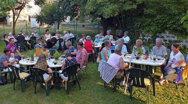 Gute italienische Kche und eine laue ...die Grafenhausener in den Pfarrgarten.  | Foto: Rudi Rest