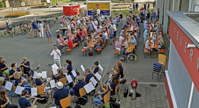 Gut gefllt mit Musikern und Besuchern...atz vor dem Feuerwehrhaus in Mahlberg.  | Foto: SAndra DEcoux-KOne