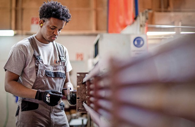 Ein Arbeitsplatz ist oft der Schlssel...  Flchtlinge auch bei der Jobsuche.    | Foto: Symbolbild: Christoph Schmidt (dpa)