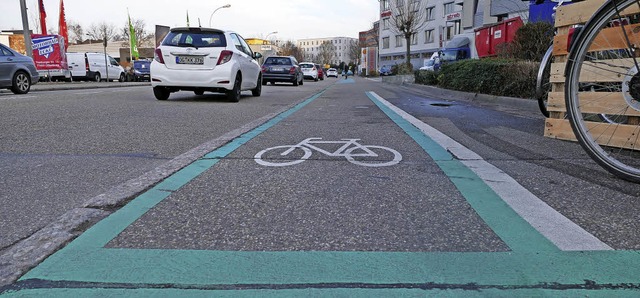 Knftig soll es in der Freiburger Stra...geben, die vom Verkehr getrennt sind.   | Foto: Burgmaier