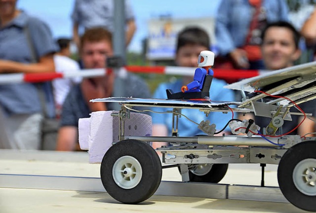 Rennatmosphre bei der Solar Challenge am Schwimmbad.  | Foto: Decoux-Kone