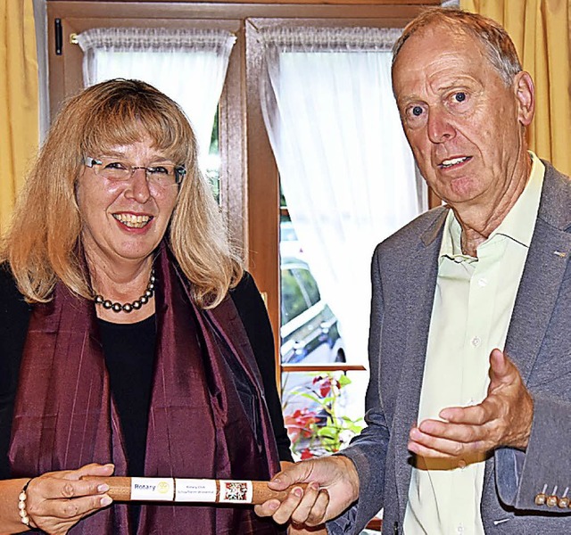 Zum 1. Juli bergab Bernhard Seger den...stab  des Rotary Clubs an Isolde Wei.   | Foto: G. Ganter