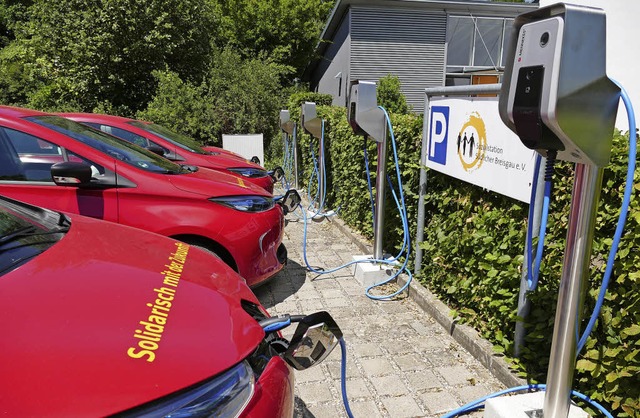 Knallrot und &#8222;solidarisch mit de...: Die neuen E-Autos der Sozialstation   | Foto: Hans-Peter Mller