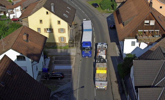 Die Lastwagen sind in der engen Ortsla...ieder, das sind zustzliche Gerusche.  | Foto: Rolf Reimann