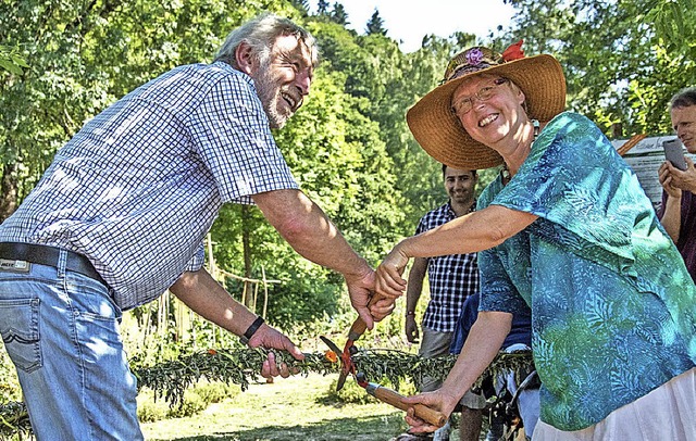 Uschi Hollunder und Jo Rothmund durchschneiden das Beifuband.   | Foto: Monica Dormanns