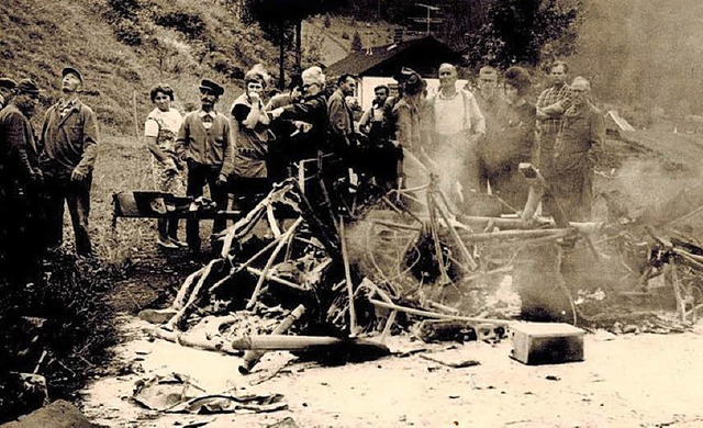 Ein historisches Bild des Grauens: Anw...rzten und ausgebrannten Hubschraubers.  | Foto: Repro: Gertrud Freitag