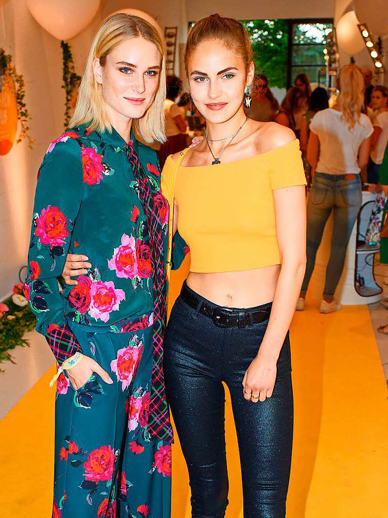 Auch die Models Kim Hnizdo (l.) und Elena Carriere haben sich zum Fashion Hub schick gemacht.