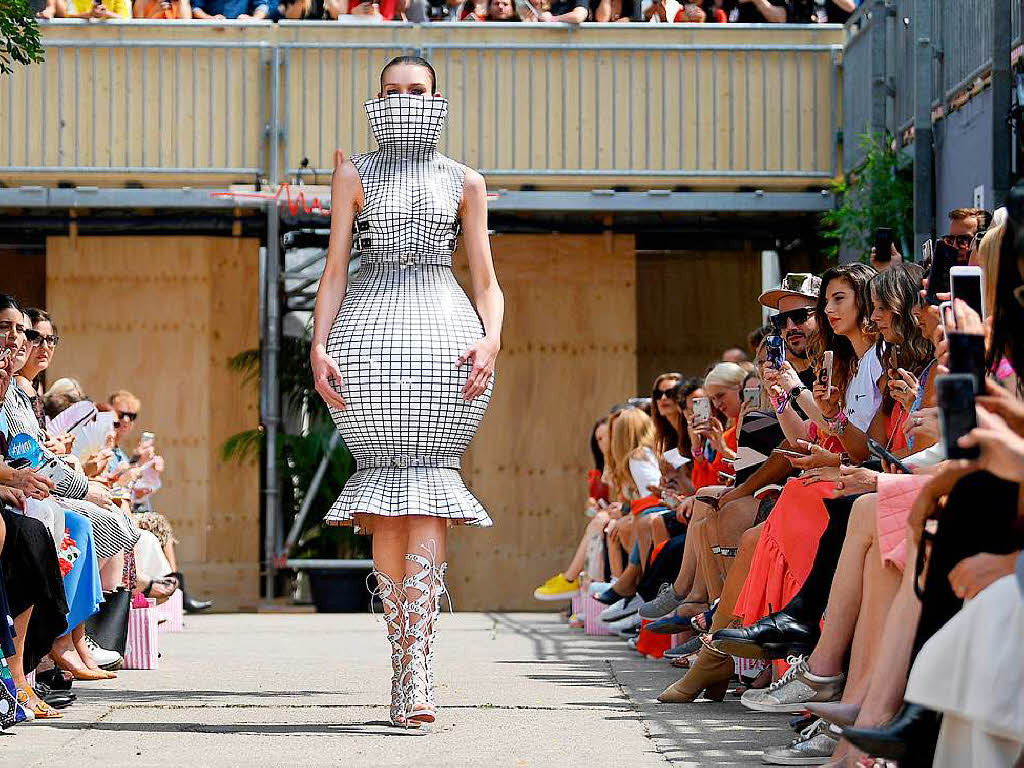 Wohlgeformtes Outfit: Ein Model prsentiert eine Kreation der Designerin Marina Hoermanseder.