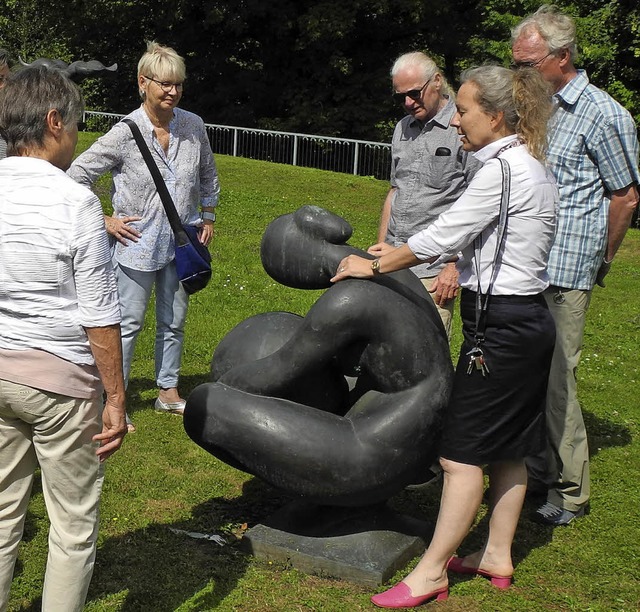 Museumsleiterin Ute Gottschall (rechts...ulpturen zu berhren und zu erspren.   | Foto: Marc Fischer